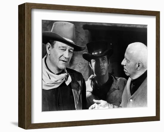 EL DORADO, 1967 directed by HOWARD HAWKS On the set, Howard Hawks with John Wayne and James Caan (b-null-Framed Photo