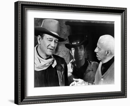 EL DORADO, 1967 directed by HOWARD HAWKS On the set, Howard Hawks with John Wayne and James Caan (b-null-Framed Photo