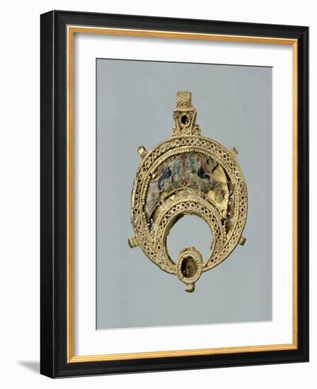 Elément de parure en forme de croissant à décor d'oiseaux-null-Framed Giclee Print