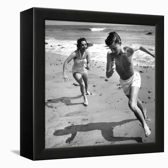 Elizabeth Liz Taylor and Roddy Mcdowall Playing on the Beach 1948-null-Framed Stretched Canvas