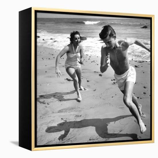 Elizabeth Liz Taylor and Roddy Mcdowall Playing on the Beach 1948-null-Framed Stretched Canvas