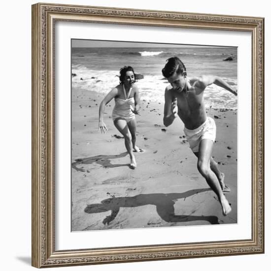 Elizabeth Liz Taylor and Roddy Mcdowall Playing on the Beach 1948-null-Framed Photo