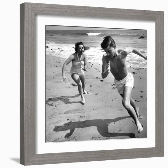 Elizabeth Liz Taylor and Roddy Mcdowall Playing on the Beach 1948-null-Framed Photo