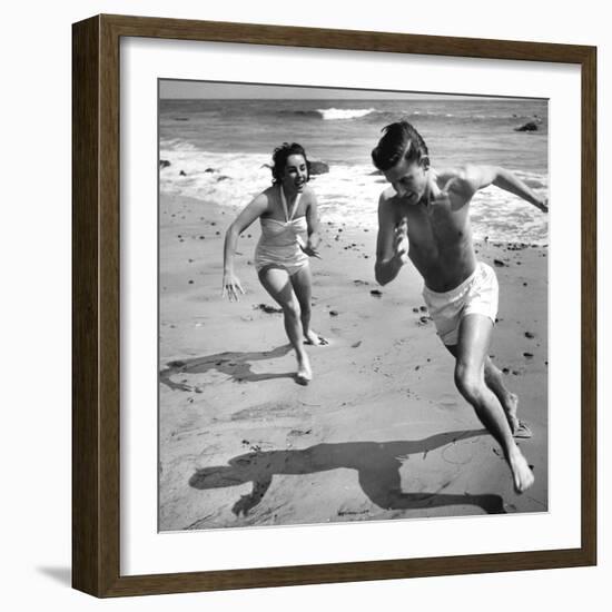 Elizabeth Liz Taylor and Roddy Mcdowall Playing on the Beach 1948-null-Framed Photo