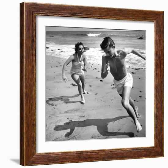 Elizabeth Liz Taylor and Roddy Mcdowall Playing on the Beach 1948-null-Framed Photo