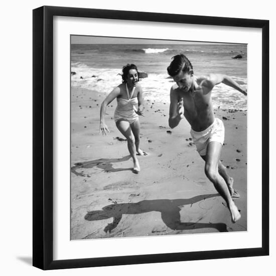 Elizabeth Liz Taylor and Roddy Mcdowall Playing on the Beach 1948-null-Framed Photo