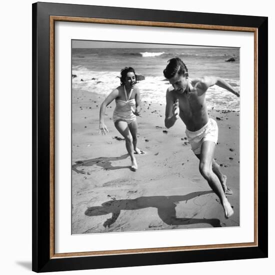 Elizabeth Liz Taylor and Roddy Mcdowall Playing on the Beach 1948-null-Framed Photo