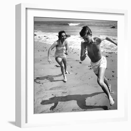 Elizabeth Liz Taylor and Roddy Mcdowall Playing on the Beach 1948-null-Framed Photo