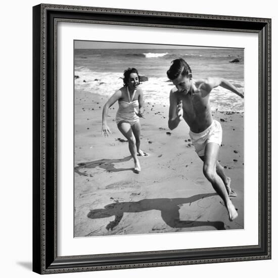 Elizabeth Liz Taylor and Roddy Mcdowall Playing on the Beach 1948-null-Framed Photo
