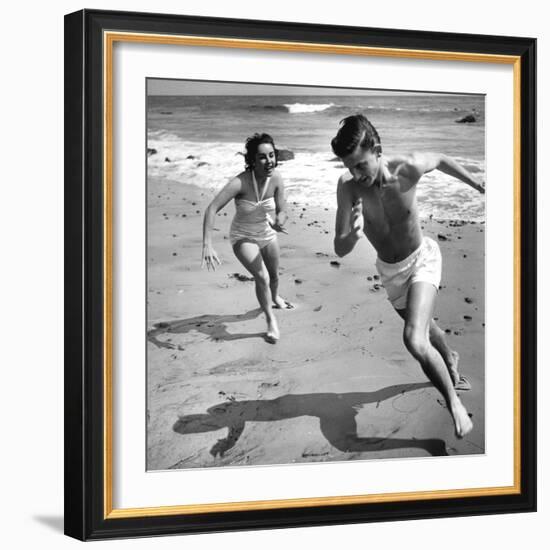 Elizabeth Liz Taylor and Roddy Mcdowall Playing on the Beach 1948-null-Framed Photo