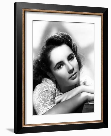 ELIZABETH TAYLOR 1944 (b/w photo)-null-Framed Photo