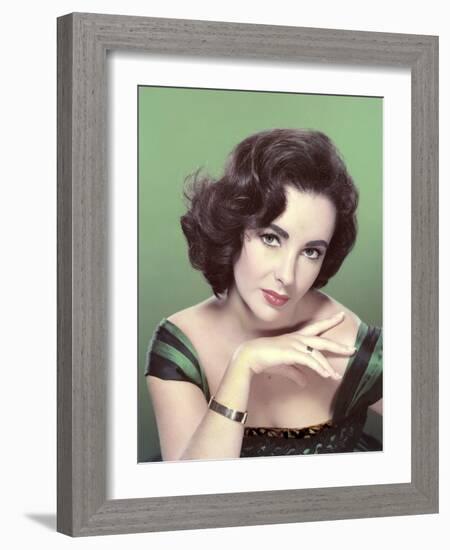 ELIZABETH TAYLOR, 1953 (photo)-null-Framed Photo