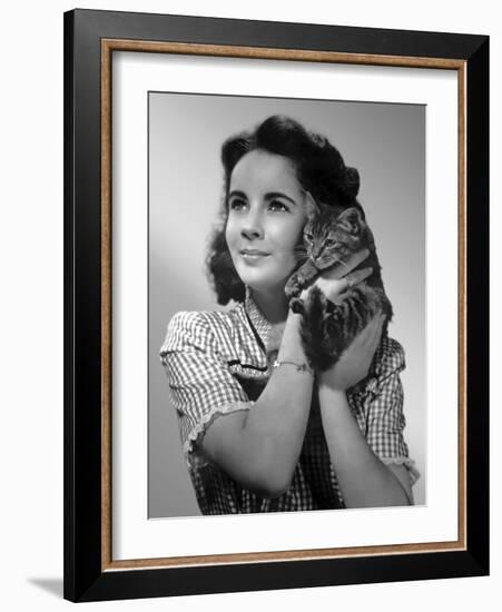 ELIZABETH TAYLOR (b/w photo)-null-Framed Photo