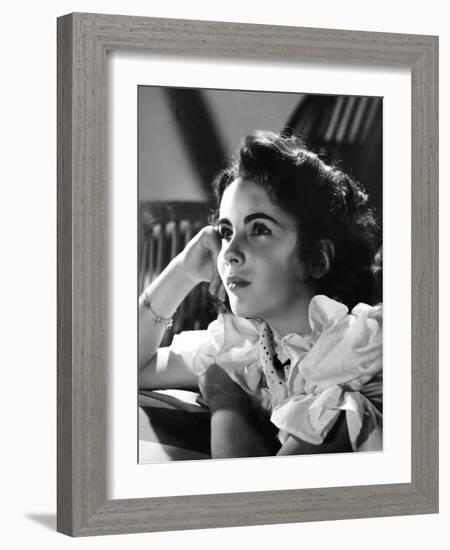 ELIZABETH TAYLOR (b/w photo)-null-Framed Photo