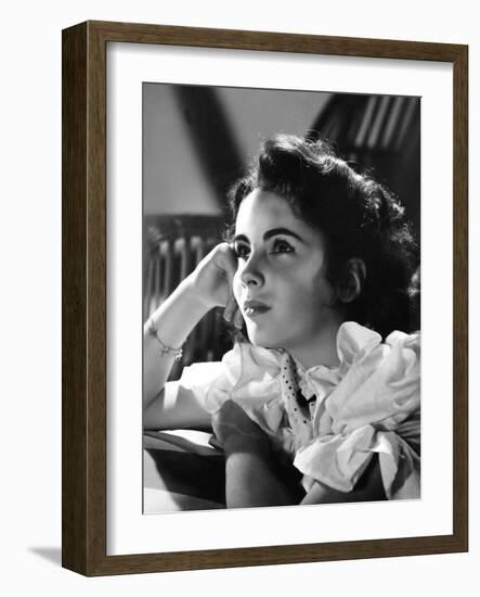 ELIZABETH TAYLOR (b/w photo)-null-Framed Photo