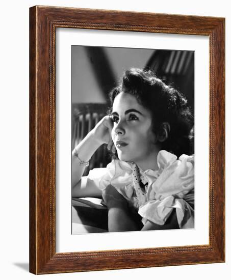 ELIZABETH TAYLOR (b/w photo)-null-Framed Photo