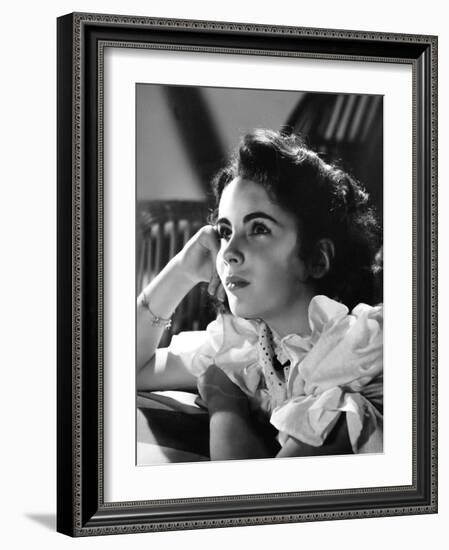 ELIZABETH TAYLOR (b/w photo)-null-Framed Photo