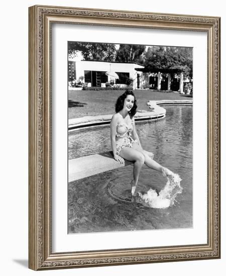 Elizabeth Taylor, Ca. 1947-null-Framed Photo