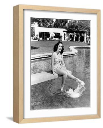 elizabeth-taylor-ca-1947_u-l-