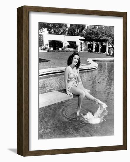 Elizabeth Taylor, Ca. 1947-null-Framed Photo