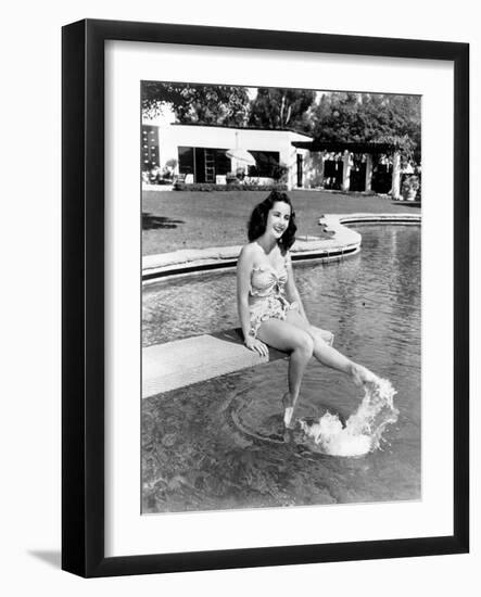 Elizabeth Taylor, Ca. 1947-null-Framed Photo