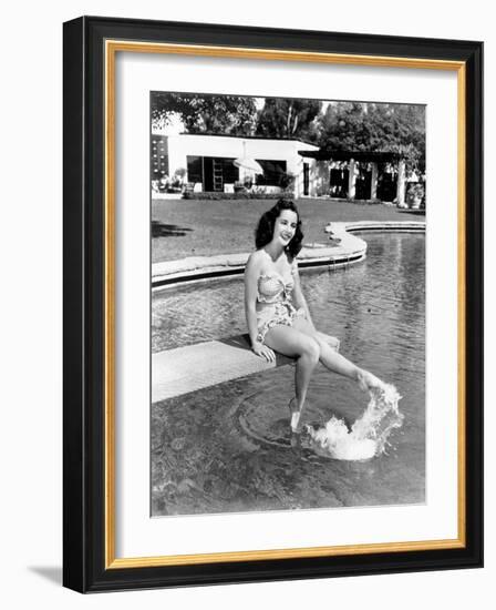 Elizabeth Taylor, Ca. 1947-null-Framed Photo