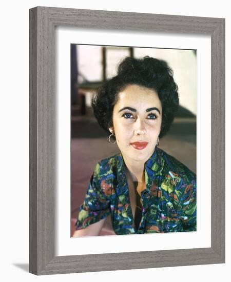 ELIZABETH TAYLOR early 50'S (photo)-null-Framed Photo