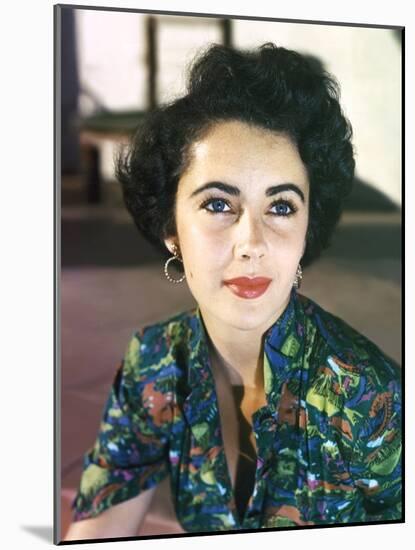 ELIZABETH TAYLOR early 50'S (photo)-null-Mounted Photo