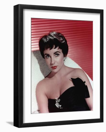 ELIZABETH TAYLOR (photo)-null-Framed Photo