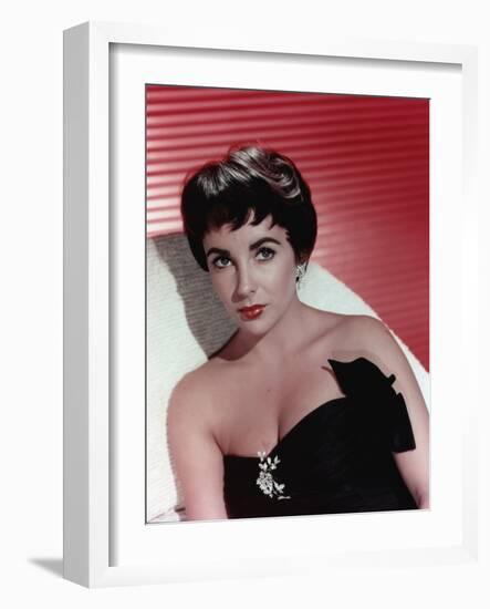 ELIZABETH TAYLOR (photo)-null-Framed Photo