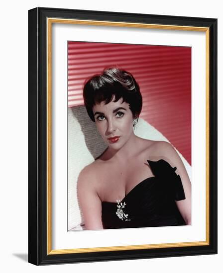 ELIZABETH TAYLOR (photo)-null-Framed Photo