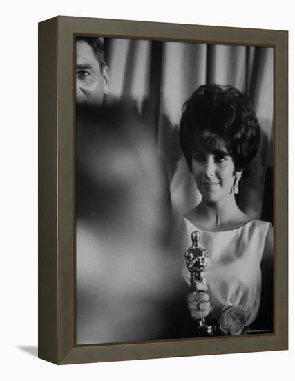 Elizabeth Taylor Winning an Oscar-Grey Villet-Framed Premier Image Canvas