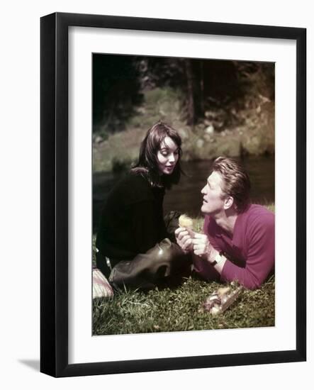 Elsa Martinelli and Kirk Douglas sur le tournage du film La Riviere by nos Amours THE INDIAN FIGHTE-null-Framed Photo
