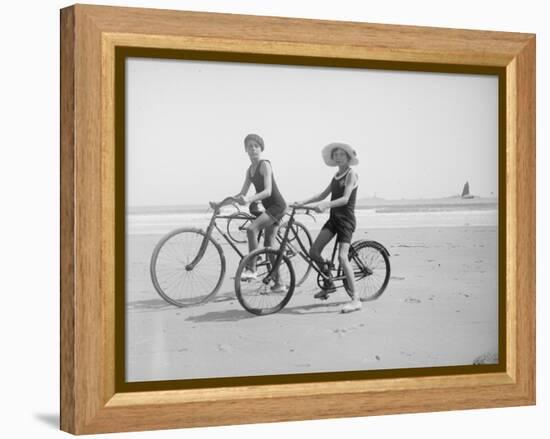 En vélo-null-Framed Premier Image Canvas