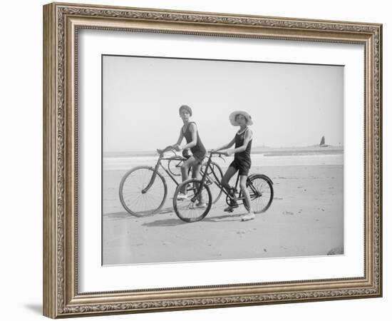 En vélo-null-Framed Giclee Print