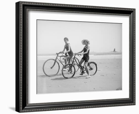 En vélo-null-Framed Giclee Print