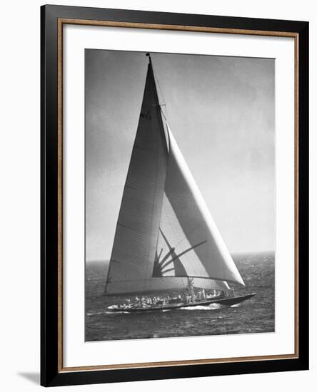 Endeavor II Losing America's Cup-Bettmann-Framed Photographic Print