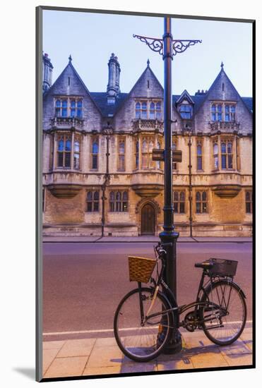 England, Oxfordshire, Oxford, Bicycle and High Street-Steve Vidler-Mounted Photographic Print