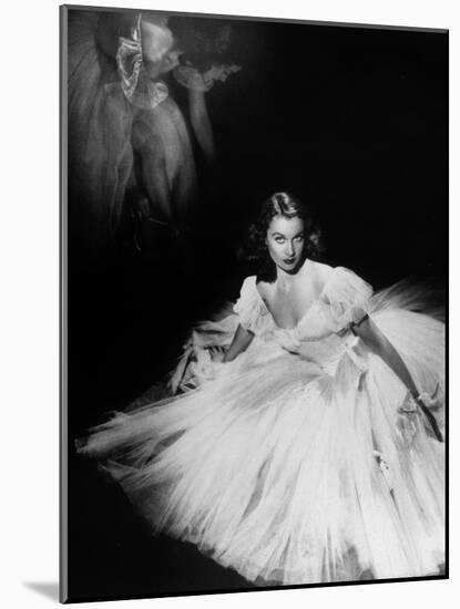 English Actress Vivien Leigh (1913-1967) in 1940-null-Mounted Photo