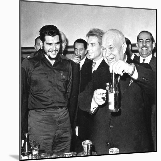 Ernesto Che Guevara (1928-1967) and Nikita Khrushchev (Khrouchtchev) (1894-1971) in Moscow, Anonymo-Anonymous Anonymous-Mounted Giclee Print