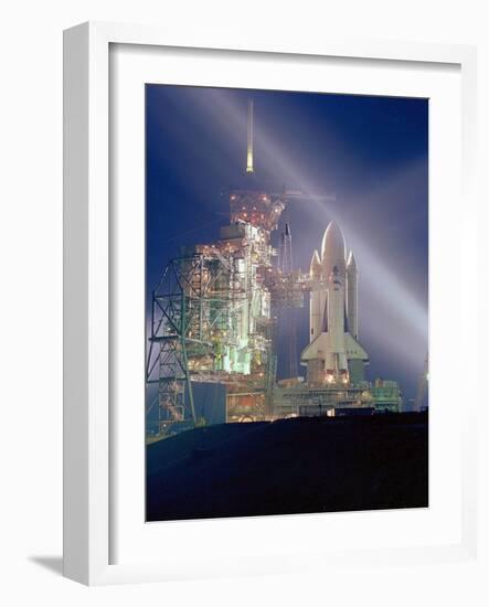 Exposition Nocturne De La Navette Spatiale Columbia Pour Sa 1Ere Mission Sts-1 Le 3 Mai 1981-null-Framed Photo