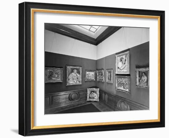 Exposition Renoir à la Galerie Paul Rosenberg en 1934-null-Framed Giclee Print