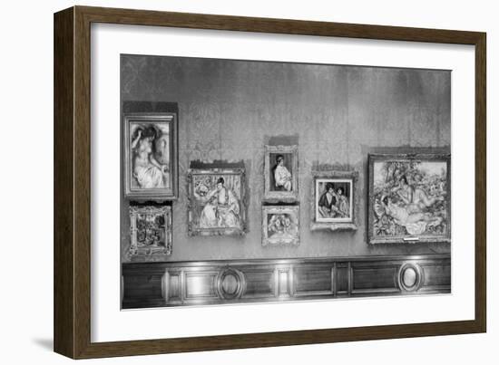 Exposition Renoir à la galerie Paul Rosenberg-null-Framed Giclee Print