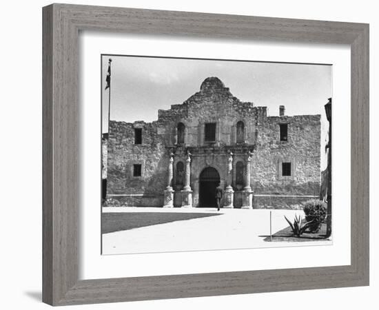 Exterior of the Alamo-Carl Mydans-Framed Photographic Print