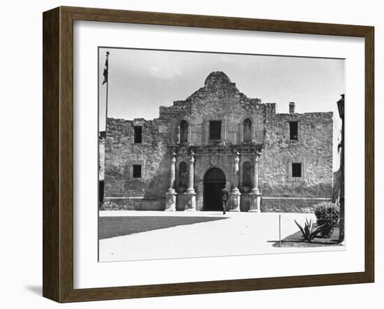 Exterior of the Alamo-Carl Mydans-Framed Photographic Print