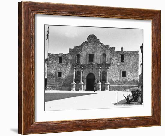 Exterior of the Alamo-Carl Mydans-Framed Photographic Print
