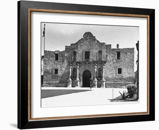 Exterior of the Alamo-Carl Mydans-Framed Photographic Print