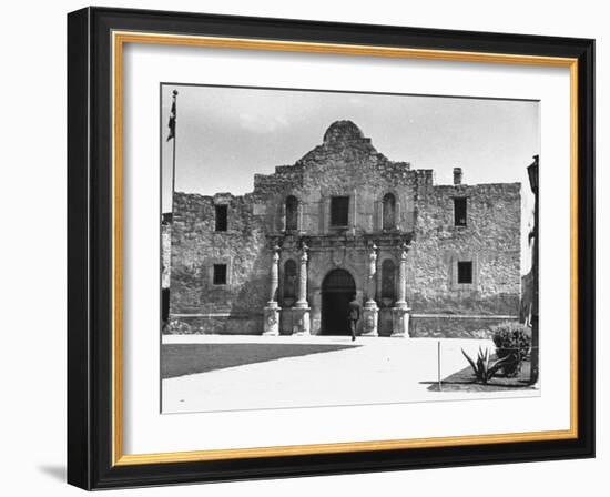 Exterior of the Alamo-Carl Mydans-Framed Photographic Print
