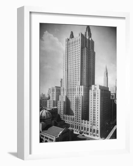 Exterior of Waldorf Astoria Hotel-Alfred Eisenstaedt-Framed Photographic Print