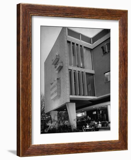 Exterior View of the Beverly Carlton Hotel-Allan Grant-Framed Photographic Print